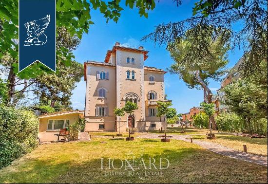 Majestic, renovated hisorical villa with panoramic terraces and a garage for sale in Rome