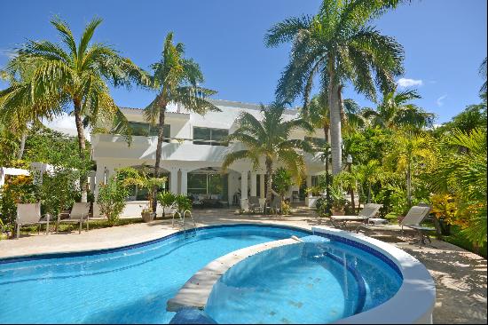 DUPLEX 6 BEDROOM HOME NEAR THE BEACH