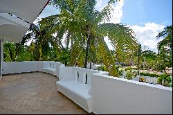 DUPLEX 8 BEDROOM HOME NEAR THE BEACH