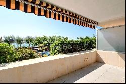 SAINT-JEAN-DE-LUZ - AN APARTMENT WITH A TERRACE ENJOYING AN OCEAN VIEW. WITH A PARKING SP