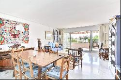 SAINT-JEAN-DE-LUZ - AN APARTMENT WITH A TERRACE ENJOYING AN OCEAN VIEW. WITH A PARKING SP