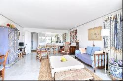 SAINT-JEAN-DE-LUZ - AN APARTMENT WITH A TERRACE ENJOYING AN OCEAN VIEW. WITH A PARKING SP