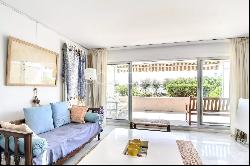 SAINT-JEAN-DE-LUZ - AN APARTMENT WITH A TERRACE ENJOYING AN OCEAN VIEW. WITH A PARKING SP