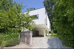 Modern, monolithic masterpiece in Bauhaus style