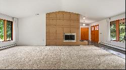 Beautiful Mid-Century Modern in Premier Southeast Pittsfield Location!