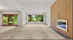 Beautiful Mid-Century Modern in Premier Southeast Pittsfield Location!