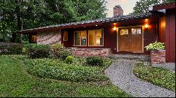 Beautiful Mid-Century Modern in Premier Southeast Pittsfield Location!