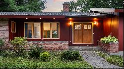 Beautiful Mid-Century Modern in Premier Southeast Pittsfield Location!