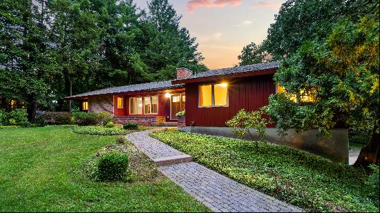 Beautiful Mid-Century Modern in Premier Southeast Pittsfield Location!