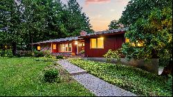 Beautiful Mid-Century Modern in Premier Southeast Pittsfield Location!