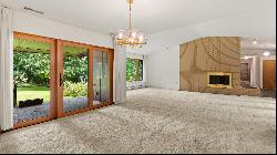 Beautiful Mid-Century Modern in Premier Southeast Pittsfield Location!