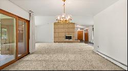 Beautiful Mid-Century Modern in Premier Southeast Pittsfield Location!