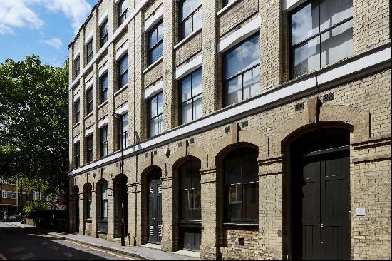 A unique Warehouse Conversion with Versatile Live/Work Space in Old Street