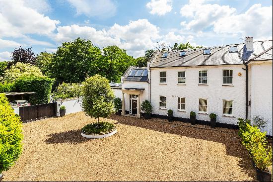 An exceptional lateral house with expansive gardens for sale in Cobham.