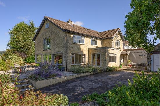 A warm and welcoming 20th century detached family house situated in a superb park-like ele