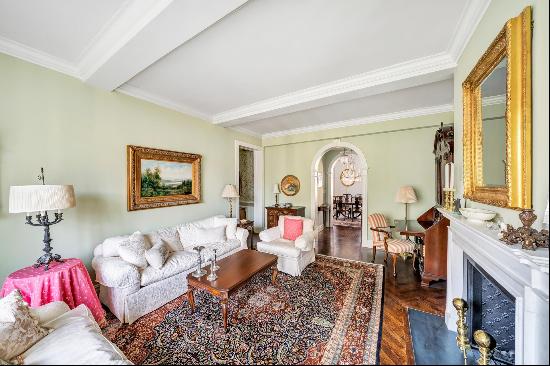 Located in the prime Carnegie Hill neighborhood on Park Avenue, this elegant pre-war two-b