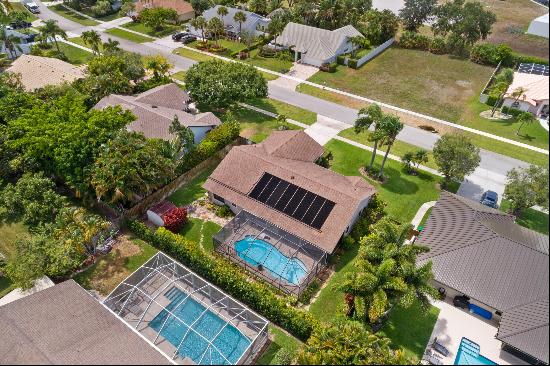 Walk, Bike or Golfcart to WEF for Global from this spacious 3 bedroom/2 bathroom pool home