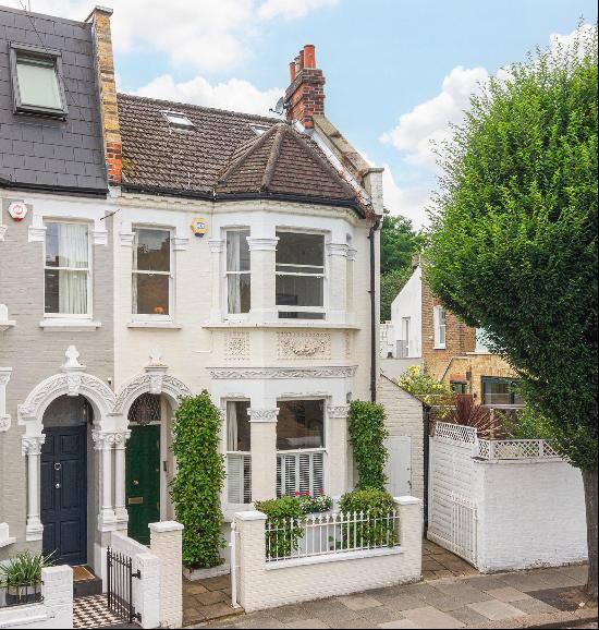 An incredible end terrace four bedroom house with uninterrupted views of South Park, the u