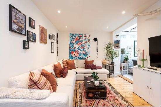 A characterful two bedroom, two bathroom apartment with garden in Chelsea, SW10