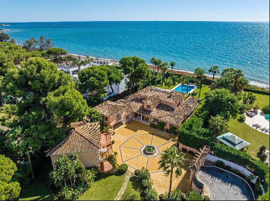 An outstanding seafront villa with a guest house and direct access to the beach.