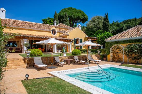 A frontline traditional-style villa with unparalleled golf access.