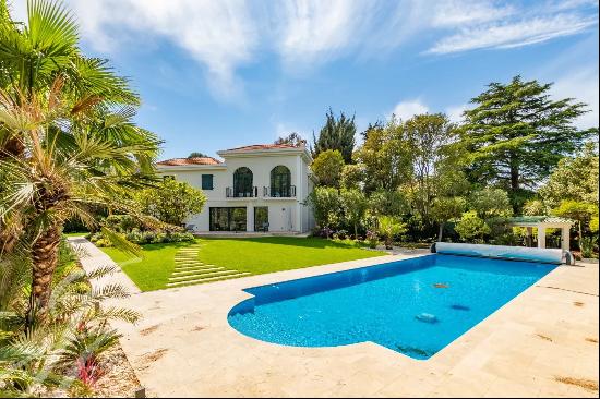 Cap d'Antibes | Renovated villa close to the beach