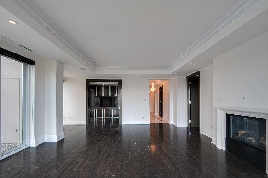 Spectacular unit at Yorkville