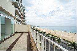 Oceanfront penthouse with panoramic views from Ipanema to Leblon