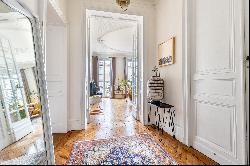 STUNNING BOURGEOIS APARTMENT - HISTORICAL Cente r- 3 BEDROOMS - BALCONY