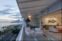 Renovated duplex penthouse with views from Arpoador Beach to Morro Dois Irmaos