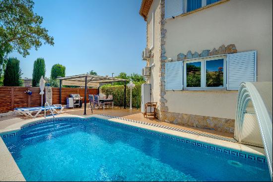 Beautiful house with private swimming pool in the residential area of Vilacolum