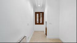 Unparalleled Luxury: 1900s-Constructed, Modernly Refurbished Flat Offering Urban