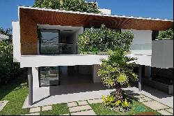 Contemporary triplex mansion in Mansões condominium, Barra da Tijuca