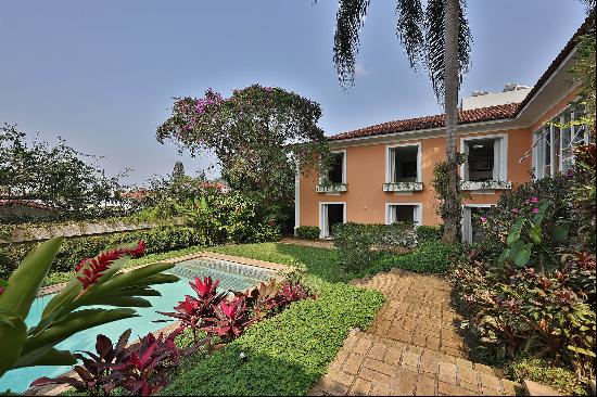 High-end house with green views in Jardim Botanico