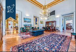 Majestic flat for sale in a historical palace at a stone's throw from Naples' seaside