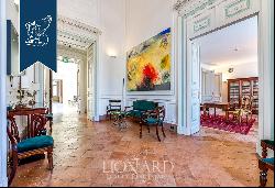 Majestic flat for sale in a historical palace at a stone's throw from Naples' seaside