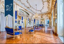 Majestic flat for sale in a historical palace at a stone's throw from Naples' seaside