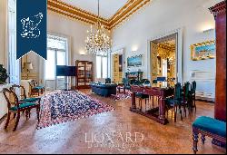 Majestic flat for sale in a historical palace at a stone's throw from Naples' seaside