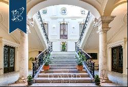 Majestic flat for sale in a historical palace at a stone's throw from Naples' seaside