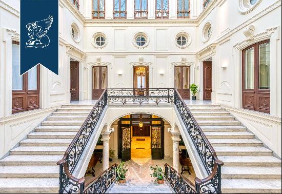 Majestic flat for sale in a historical palace at a stone's throw from Naples' seaside