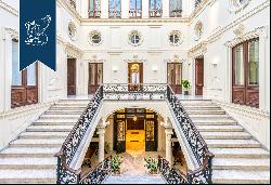 Majestic flat for sale in a historical palace at a stone's throw from Naples' seaside