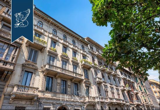 Luxurious flat with a balcony for sale a few steps from Piazza San Babila, Milan's Cathedr