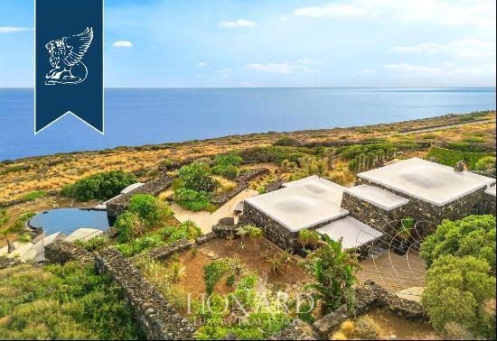 Finely-renovated typical stone villa next to the sea for sale on Pantelleria Island