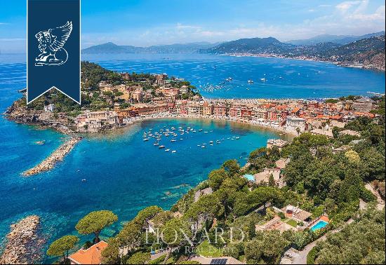 Luxurious sea-facing villa for sale in Sestri Levante, two steps away from the sea