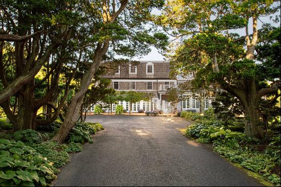 GIN LANE CARRIAGE HOUSE WITH DEEDED OCEAN ACCESS