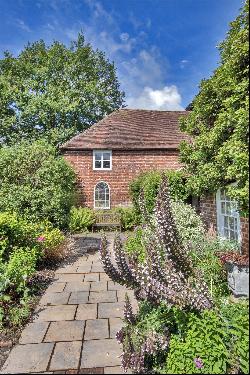 Birling Road, Ryarsh, West Malling, Kent, ME19 5LS