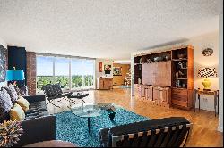 Experience Luxury Living at its Finest in This Exquisite 17th-floor Penthouse!