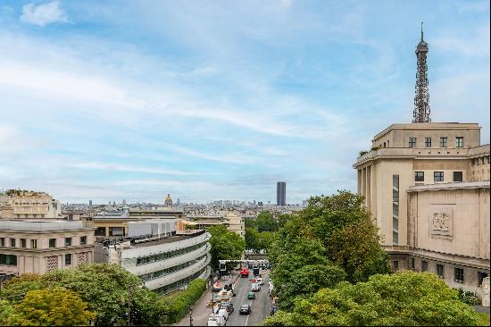 Paris 16th District - A renovated 4-bed apartment commanding superb views