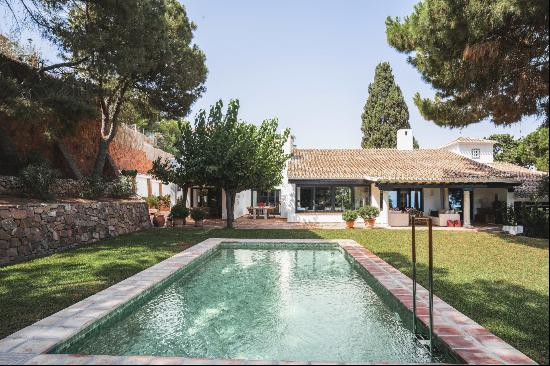 Charming Andalusian-style villa recently renovated, next to El Candado golf course in Mal