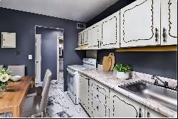 	 Welcome to your well-proportioned, move-in ready ground-level 1-bedroom, 1-ba